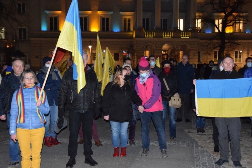 Protest przeciwko agresji Rosji na Ukrainę w czwartek, 24 lutego na Rynku w Kielcach. Przyszło mnóstwo ludzi. Zobaczcie zdjęcia i film