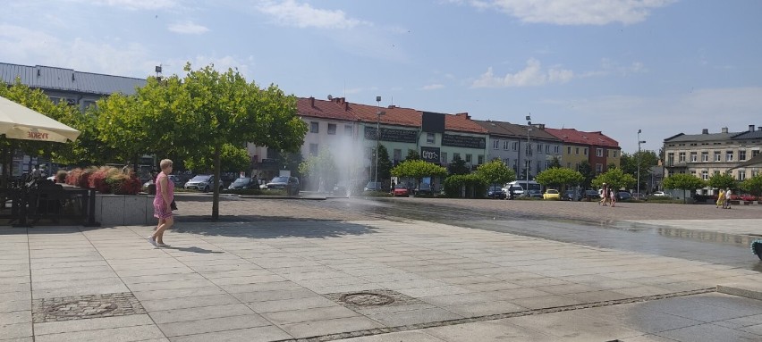 Kurtyna wodna działa na placu Kościuszki. Mieszkańcy chętnie korzystają z ochłody [ZDJĘCIA]