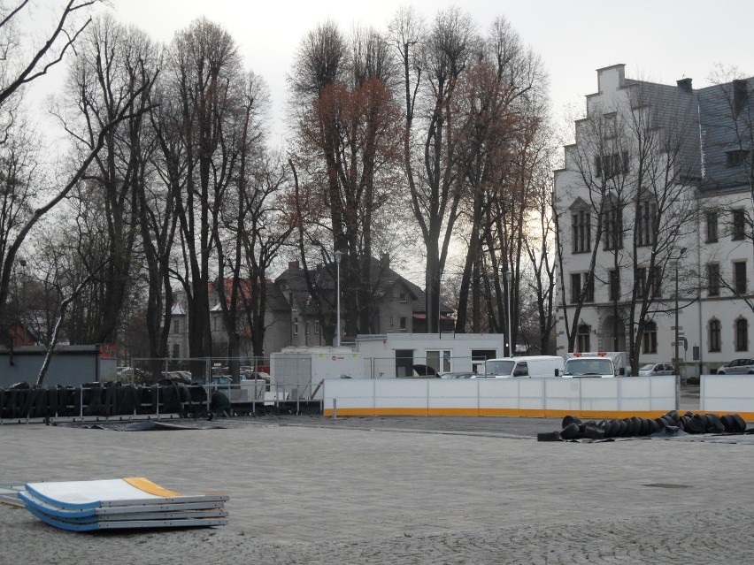 Lubliniec: Lodowisko w montażu