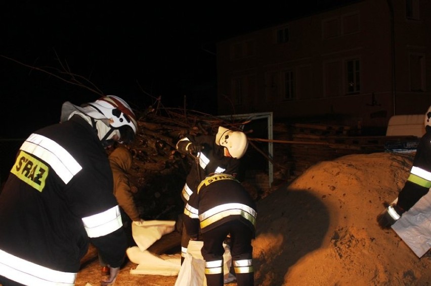 Cofka z Zalewu Wiślanego. Strażacy zabezpieczali domy