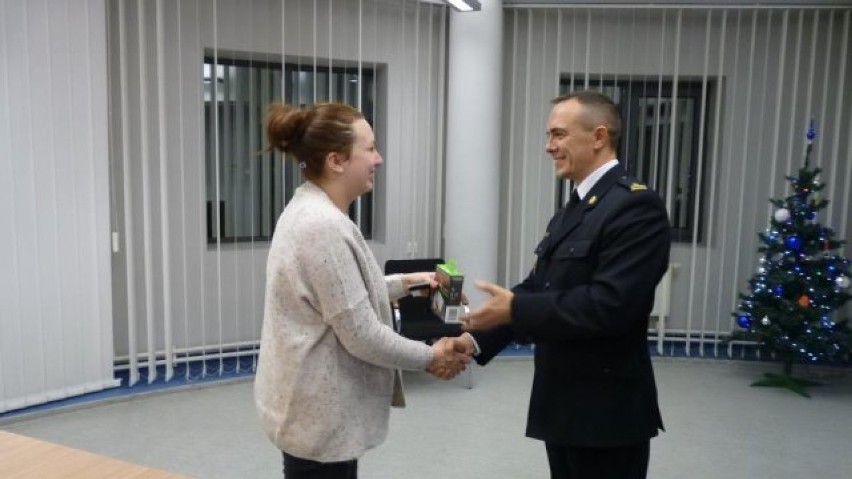 Laureaci drugiego konkursu Komendy Powiatowej Państwowej Straży Pożarnej w Lublińcu odebrali nagrody w postaci czujek tlenku węgla ZDJĘCIA