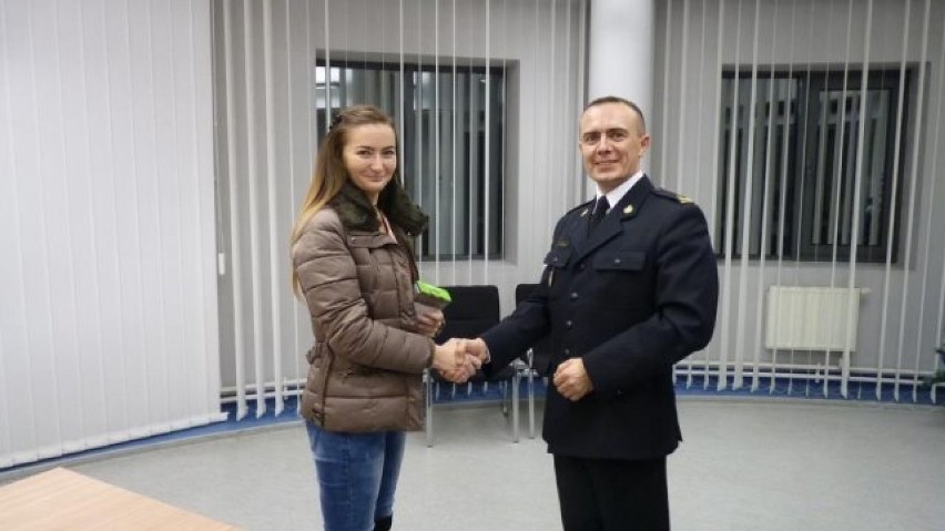 Laureaci drugiego konkursu Komendy Powiatowej Państwowej Straży Pożarnej w Lublińcu odebrali nagrody w postaci czujek tlenku węgla ZDJĘCIA