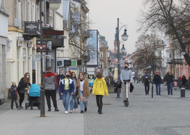 Trzecia fala koronawirusa i kolejne dzienne rekordy zachorowań skłoniły rząd do zaostrzenia obostrzeń sanitarnych w całym kraju. Nowe przepisy wprowadzone zostały w sobotę, 27 marca i będą obowiązywać do 9 kwietnia. Rozporządzenie mówi o zamknięciu wszystkich placówek handlowych z branży budowlanej i remontowej o powierzchni sprzedażowej większej niż 2 tysiące metrów , zakaz działalności dla zakładów fryzjerskich oraz salonów urody i kosmetycznych w całej Polsce.
Sprawdziliśmy jak wygląda miasto po wprowadzeniu nowych obostrzeń. Odwiedziliśmy Park Kościuszki, ulicę Żeromskiego, Focha,  Plac Jagieloński oraz Stary Ogród. 

Na zdjęciu powyżej ulica Żeromskiego. 

Zobacz kolejne zdjęcia >>>