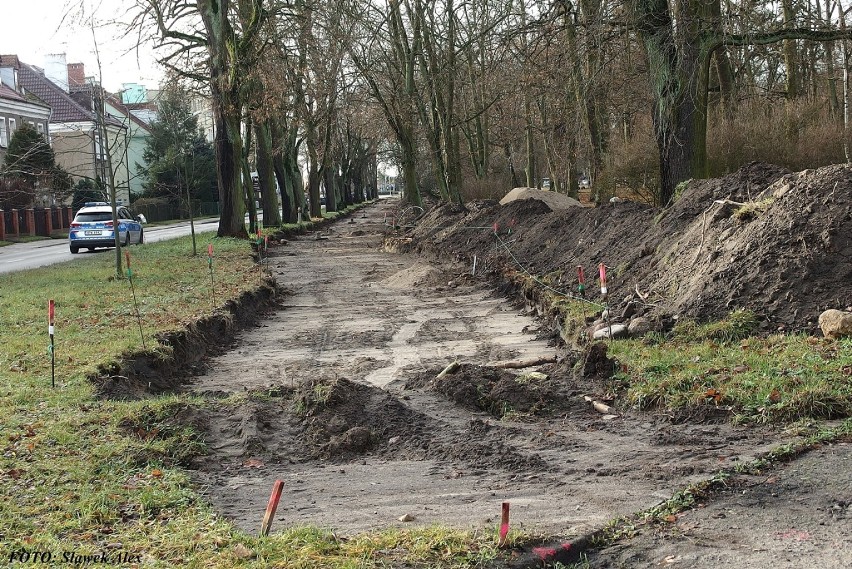 Park Batorego w Stargardzie. Podczas budowy ścieżki rowerowej ziemia odkryła fragmenty nagrobków i kości. Nie zostały od razu zabezpieczone