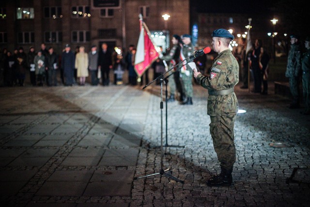Capstrzyk przed pomnikiem marszałka Józefa Piłsudskiego w Łodzi.