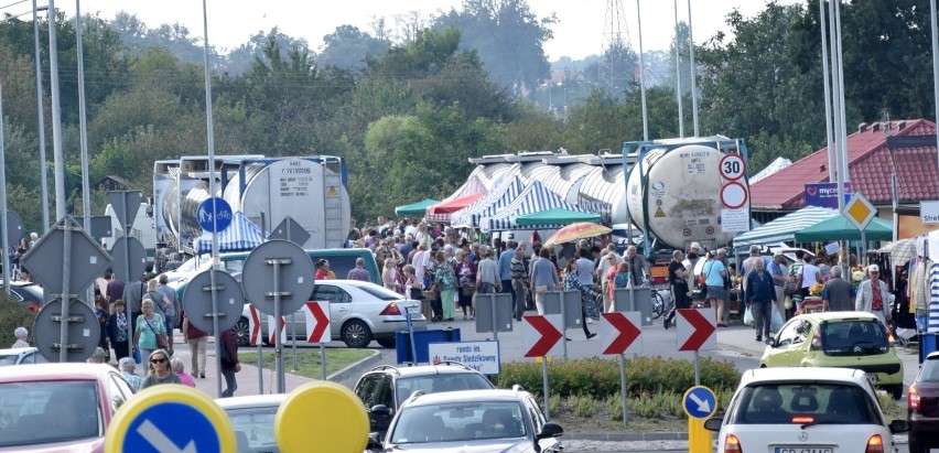 Kolejna odsłona sporu na targowisku w Malborku. Miejsca parkingowe zastawione, handel trwa