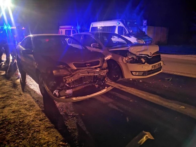 Informacja o zdarzeniu w Olimpinie w gminie Nowa Wieś Wielka (powiat bydgoski) wpłynęła do straży pożarnej w piątek (15 listopada) o godz. 17.02.

- Na ulicy Łabiszyńskiej zderzyły się cztery samochody osobowe, m.in. opel, skoda i honda. Dwie osoby zostały przebadane – poinformował oficer dyżurny ze stanowiska dowodzenia KM PSP w Bydgoszczy. Na miejsce wysłano pogotowie, policję i trzy zastępy straży pożarnej.

Utrudnienia trwały około dwóch godzin.