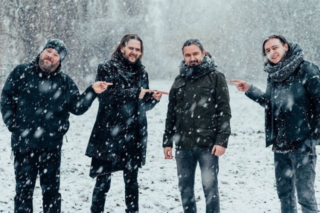 Riverside to jeden z najlepszych polskich zespołów grający rocka progresywnego, a Maciej Meller (drugi z prawej) to niezwykle utalentowany i lubiany w środowisku gitarzysta, były muzyk grupy Quidam.