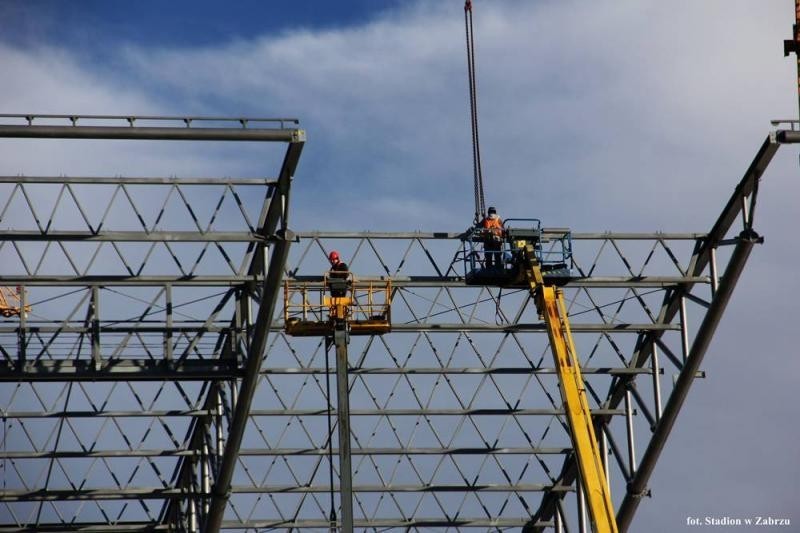 Budowa stadionu Górnika Zabrze: Trybuna wschodnia już z zadaszeniem [ZDJĘCIA]