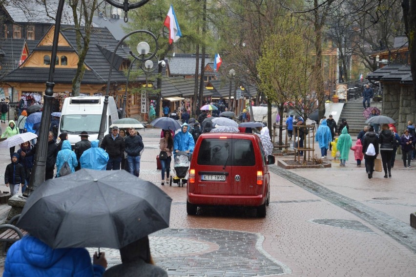 Majówka w Zakopanem pod parasolem. Tłum turystów i deszcz [ZDJĘCIA]
