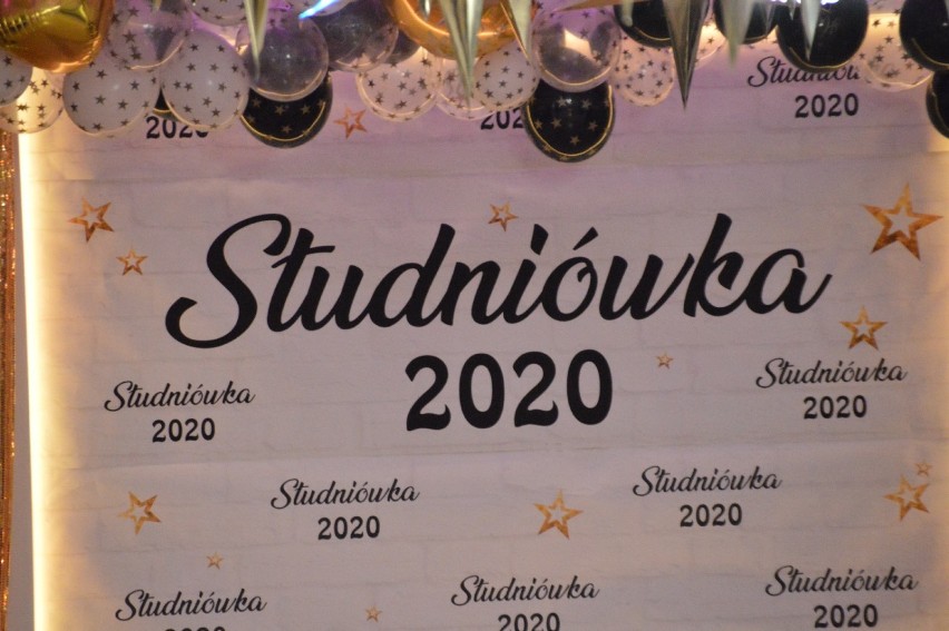 Studniówka Zespołu Szkół Zawodowych w Rawiczu 2020. Polonez, toast i tańce do największych hitów [ZDJĘCIA]