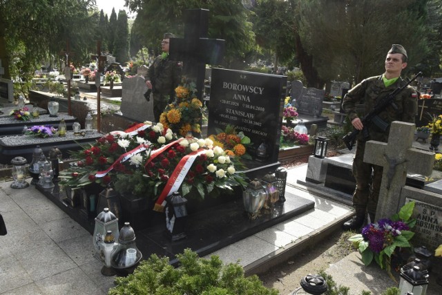Anna Borowska i Bartosz Borowski są pochowani na cmentarzu komunalnym przy ul. Żwirowej parę kroków od głównej alei nekropolii.