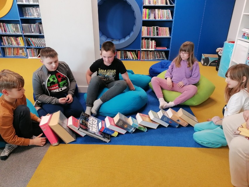 W Sztumie dzieci podczas bibliotecznych zajęć odbywają wirtualne podróże. To element projektu "Biblioteka - Wirtualne Ok(n)o na Świat"