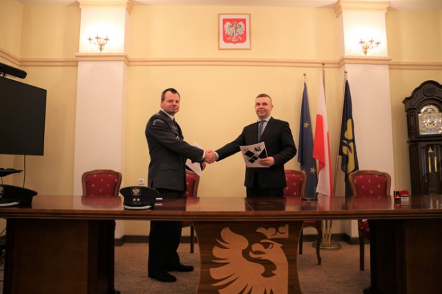 Porozumienie podpisali dr inż. Mateusz Kaczmarski, rektor Uczelni Państwowej w Sanoku (z prawej) oraz ppłk Janusz Wańcowiat, dyrektor Zakładu Karnego w Łupkowie.