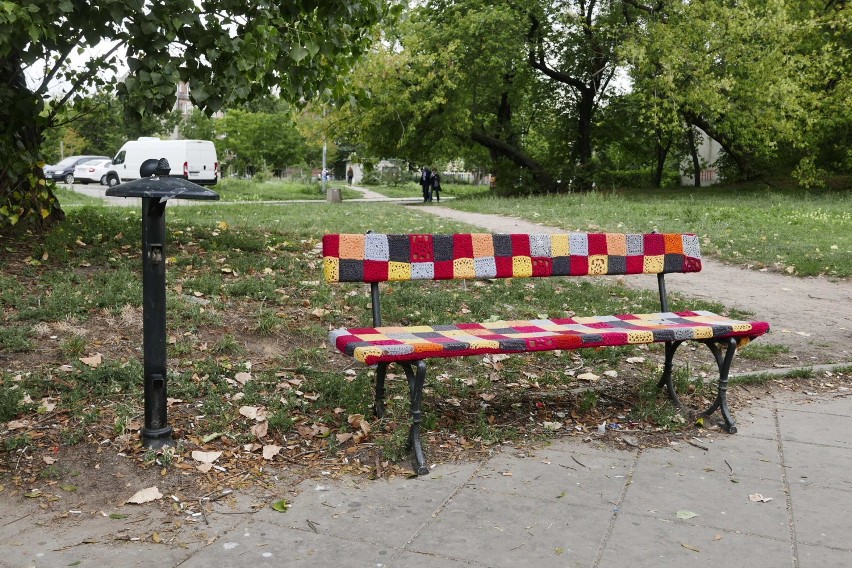 Yarn bombing, Warszawa. Ławki w kolorowych ubrankach pojawiły się w stolicy. Wydziergali je mieszkańcy