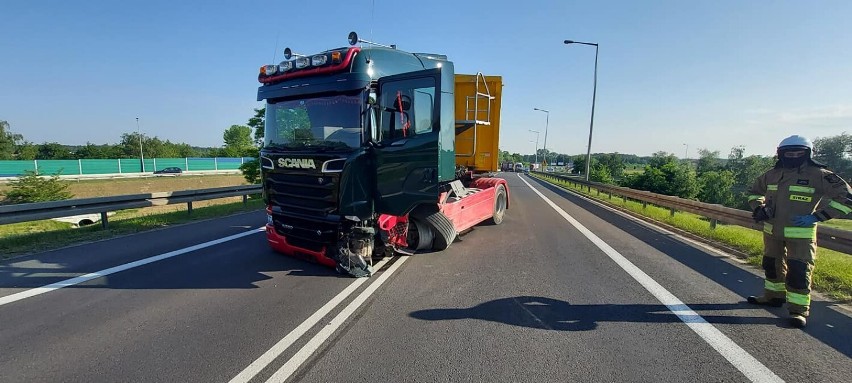 Nad autostradą A2 zderzyły się samochód osobowy i ciężarowy