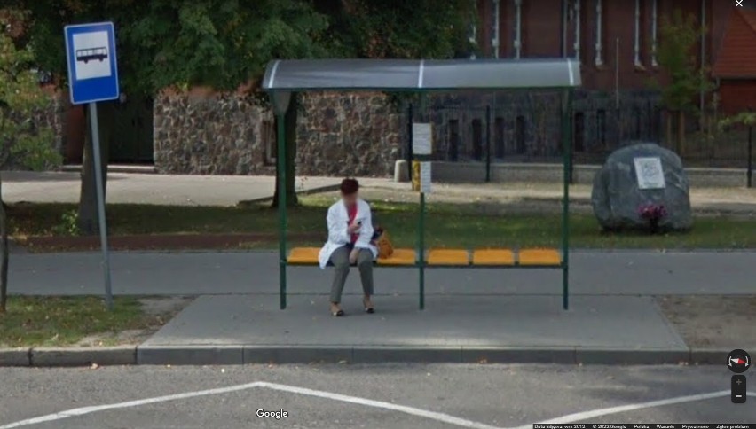Czekali na autobus w Wągrowcu. Zrobili im zdjęcia. Przyłapało ich oko kamery Google Street View. Zobaczcie zdjęcia
