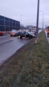 Samochód uderzył w latarnię na ulicy Zagnańskiej w Kielcach. Kierowca ranny