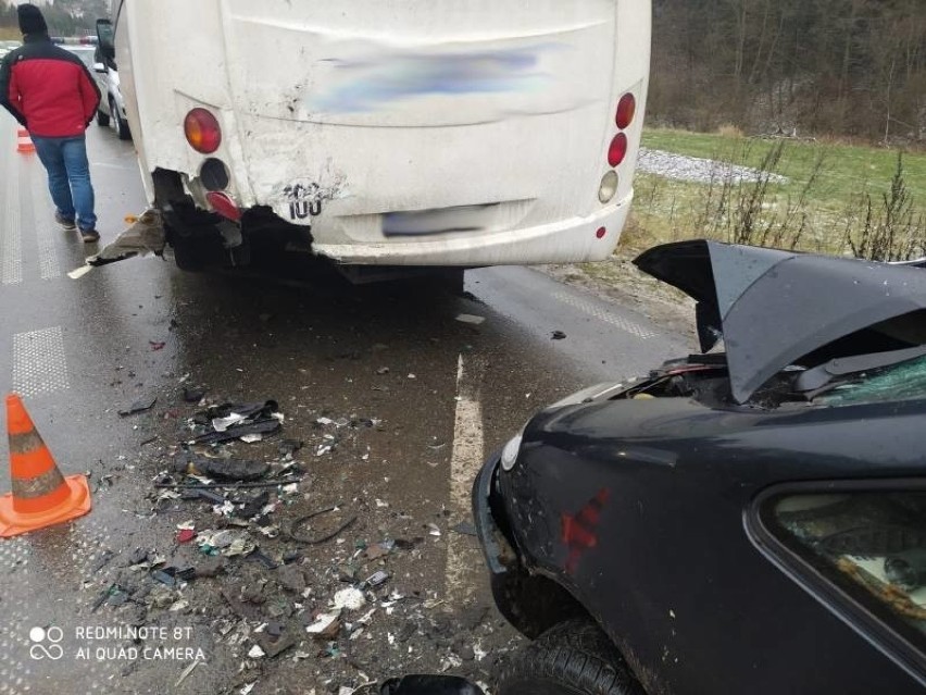 Łęka. Zderzenie kursowego busa z autem osobowym. Wszyscy przeżyli!