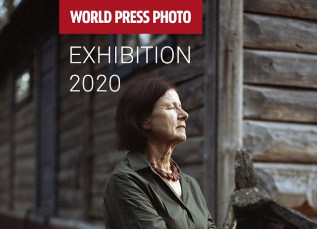 Baner promujący wystawę World Press Photo.