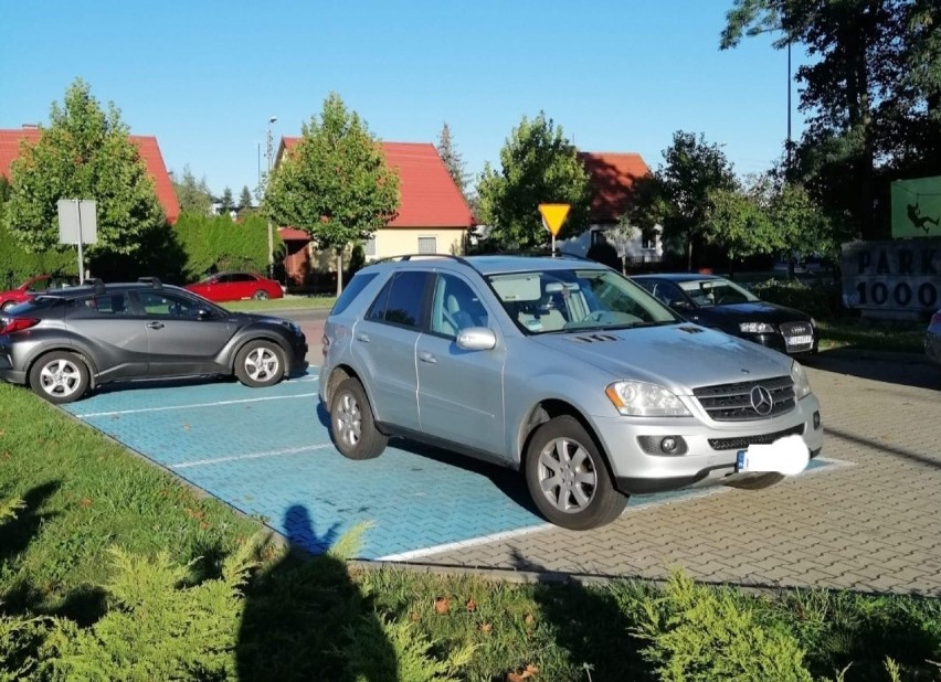 Mistrzowie parkowania z Leszna i okolic. Niektórych kierowców naprawdę ponosi fantazja. Zobaczcie zdjęcia [ZDJĘCIA]