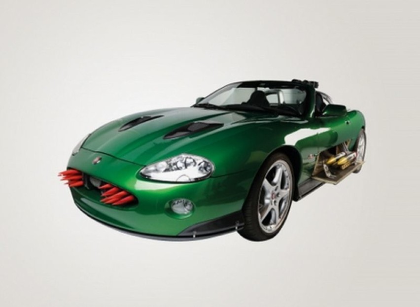 Samochód Jamesa Bonda, 2002 Jaguar XKR