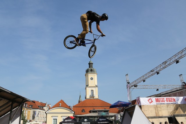 W sobotę odbył się na Rynku Kościuszki drugi dzień Extreme Festiwal Białystok 2017. Zawodnicy dwoili się i troili żeby dostarczyć emocji zgromadzonej publiczności. Czy to się udało? Zapraszamy do obejrzenia naszej fotorelacji.