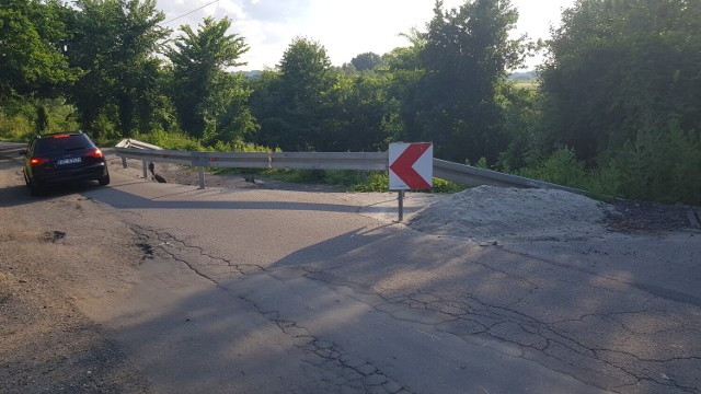 Osuwisko na drodze powiatowej w Stradomce