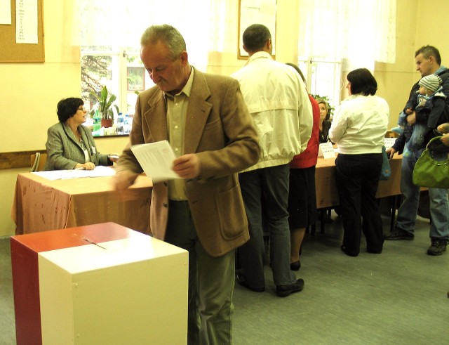 Pierwszą turę wyborów samorządowych zaplanowano na 21 listopada, a drugą na 5 grudnia.