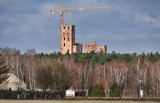 Zamek w Stobnicy wciąż rośnie. Czy budowany jest zgodnie z prawem?