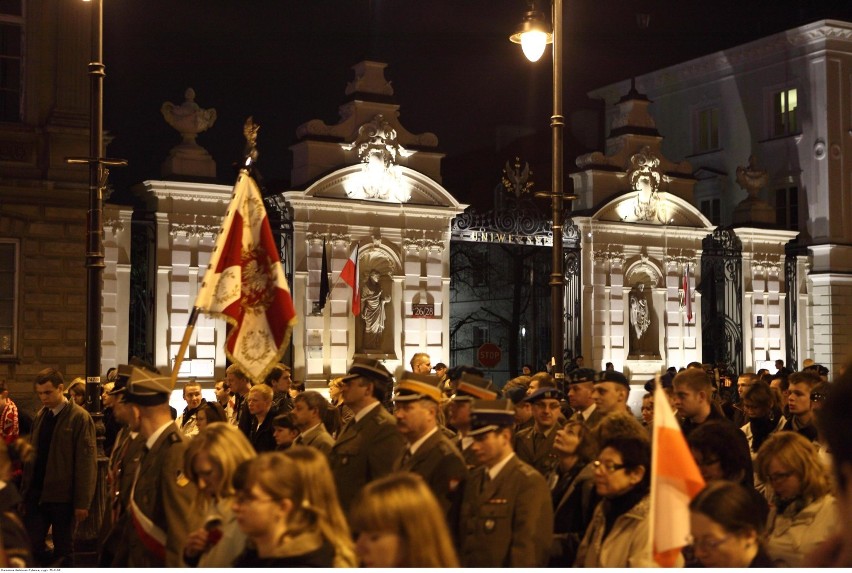 Rocznica smoleńska 2019, Warszawa. Tak wyglądała żałoba na ulicach Warszawy 10 kwietnia 2010 roku [ZDJĘCIA]