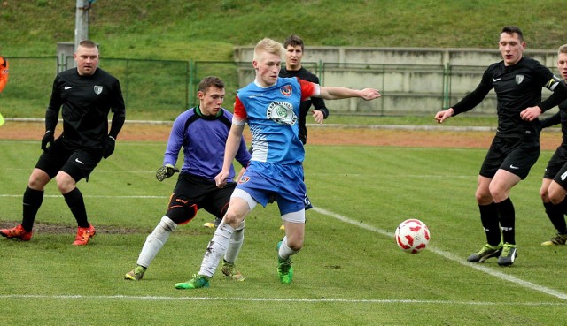 Kamil Adamski (na niebiesko) w meczu z Torem zdobył gola na 4:0.