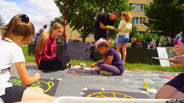 Wakacyjne atrakcje dla najmłodszych w Łasinie. Plenerowe malowanie farbami neonowymi