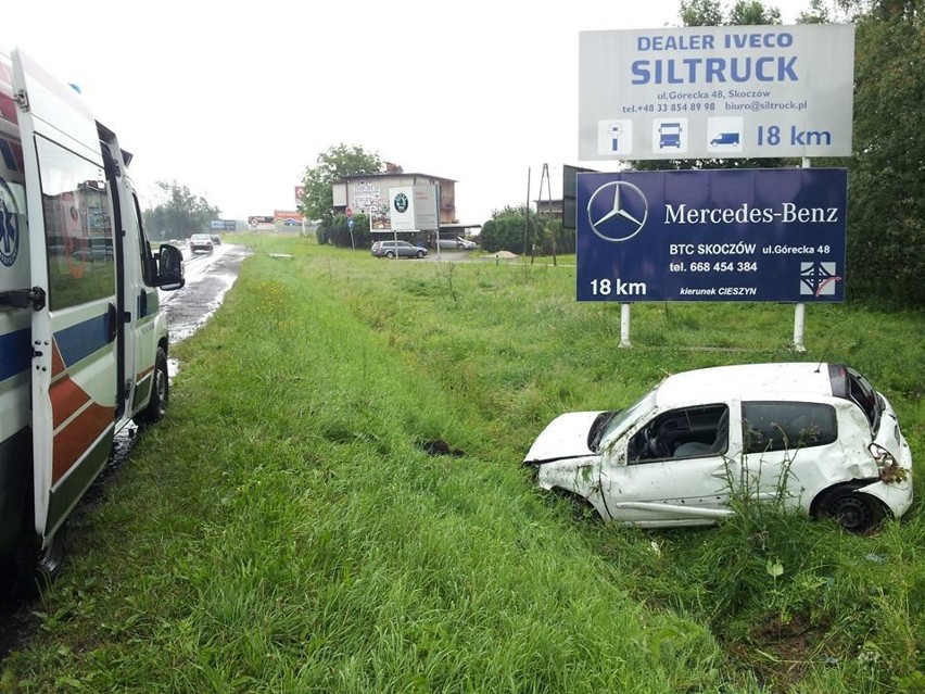 Renault wylądował w rowie. Kierowcy nic się nie stało, ale samochód jest mocno zniszczony