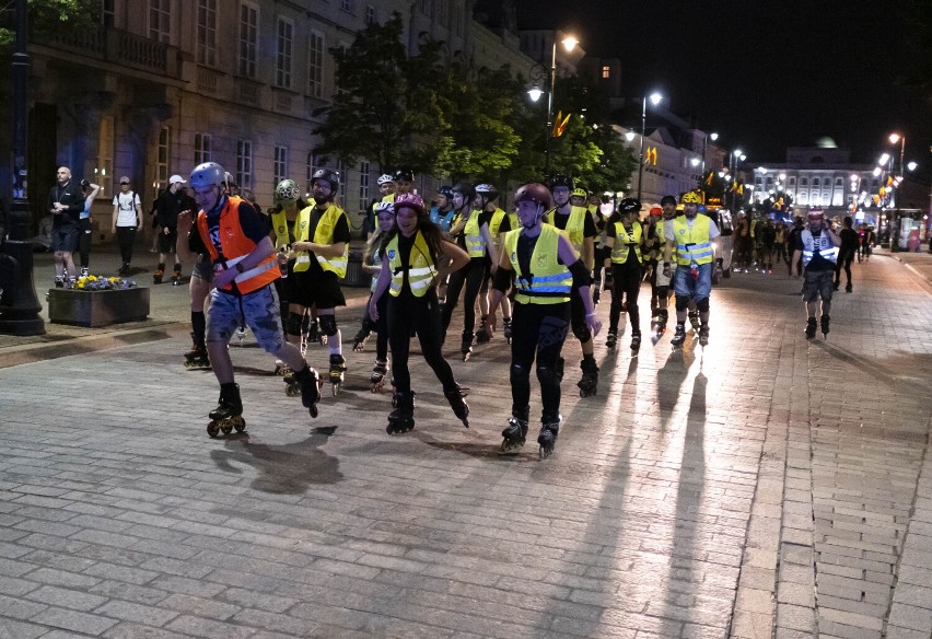 Nightskating w Warszawie 2022. Rolkarze znów opanowali miasto. Tak wyglądała nocna jazda