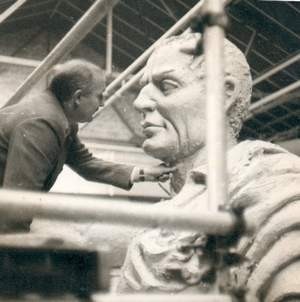 Benon Paszkowski po wojnie pracował jako artysta rzeźbarz w studiu filmowym.