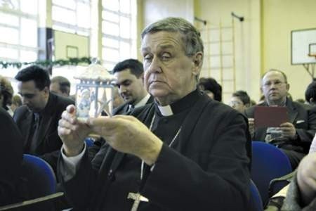 Biskup Adam Śmigielski z zadumą przyjął betlejemskie światełko.