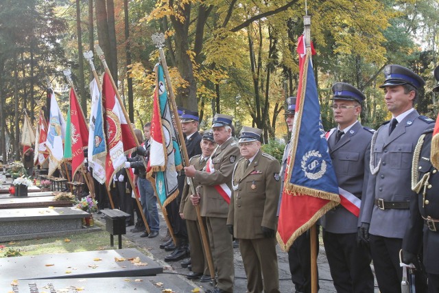 W poniedziałek na Cmentarzu Komunalnym na Dołach w Łodzi odbył się pogrzeb 49 ofiar nazistów i komunistów