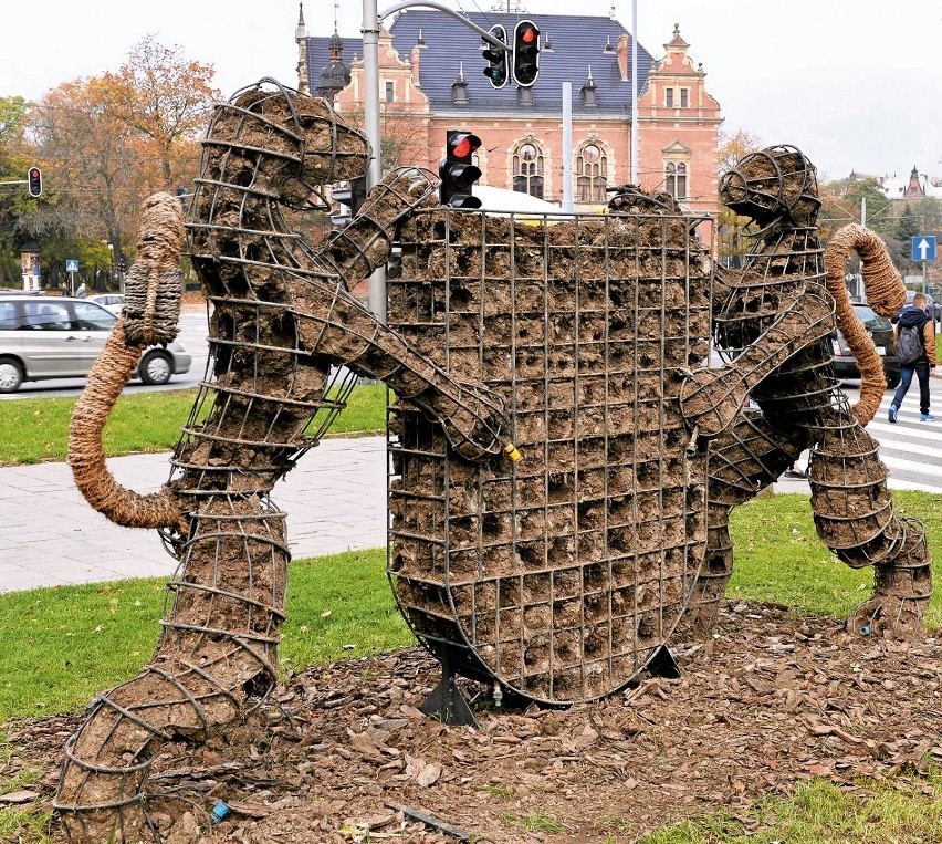 Gdańsk - lwy, stojące na placu między Huciskiem a Targiem...