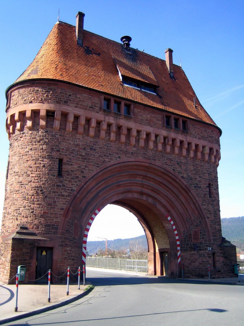 Brama "Meinbrücke" została w roku 1898 wybudowana, w czasie...