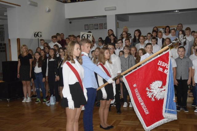 Przedstawiamy fotorelację z uroczystości rozpoczęcia nowego roku szkolnego w Zespole szkół Integracyjnych w Skierniewicach dla klas IV-VIII. Wcześniej odbyła się podobna uroczystość dla klas młodszych.