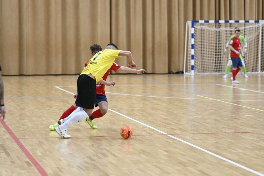 Futsal Świecie (żółte koszulki) pokonał LZS Dragon Bojano i...