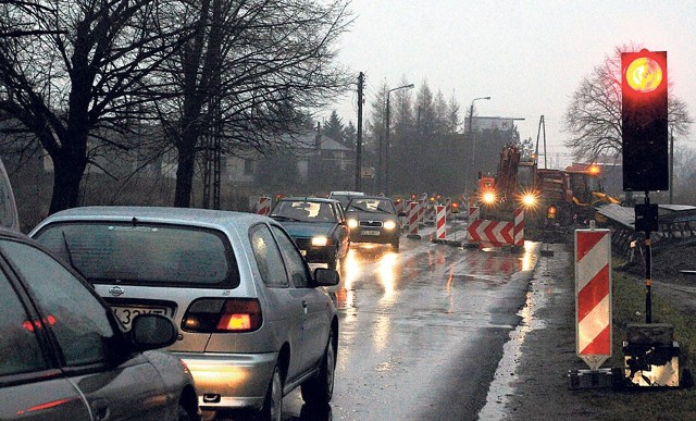Ruch wahadłowy na ul. Rokicińskiej to spore utrudnienie dla kierowców.