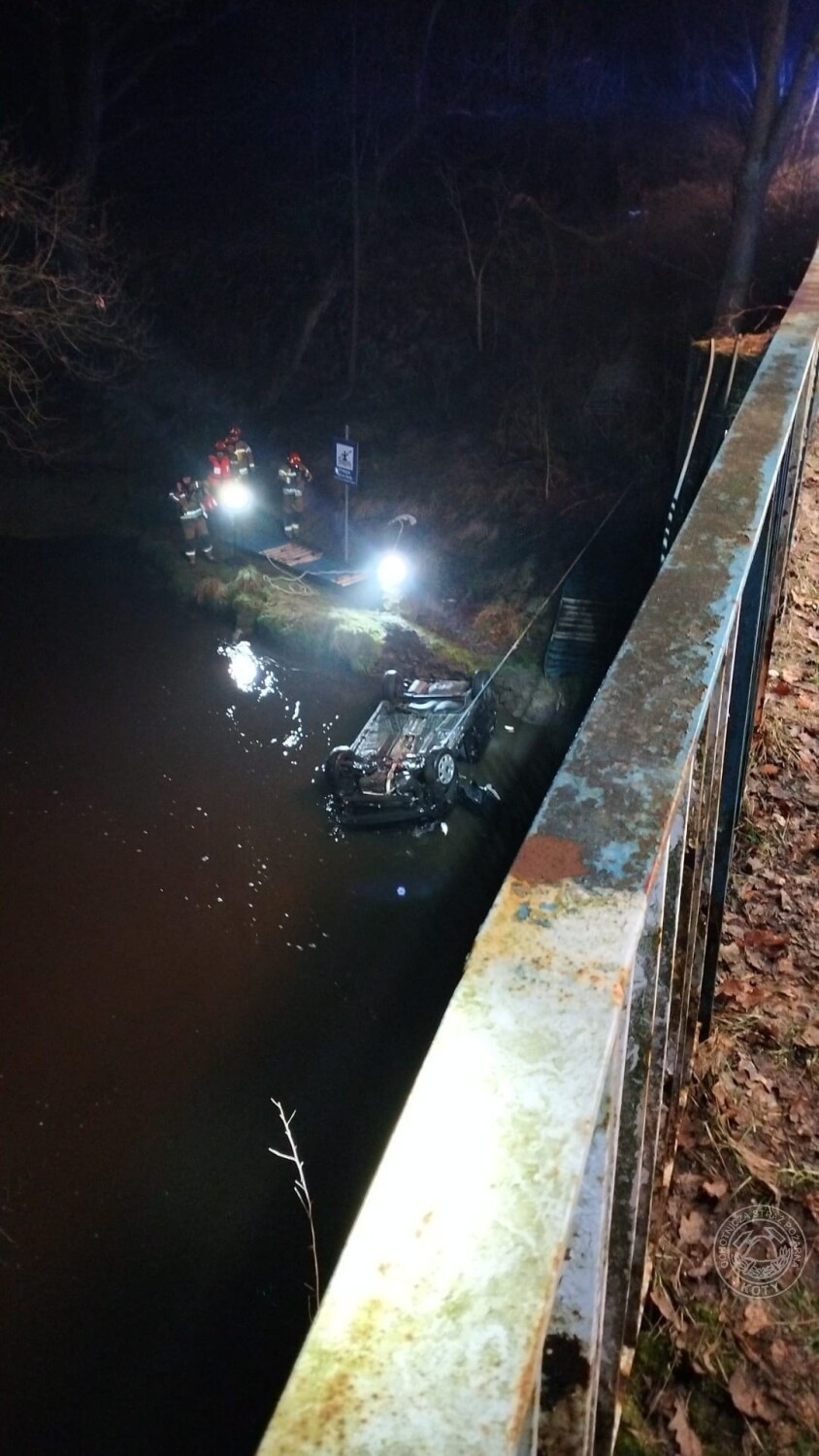 Tragedia w Potępie w pow. tarnogórskim. Straszny wypadek! Samochód wpadł do rzeki, dwie osoby nie żyją