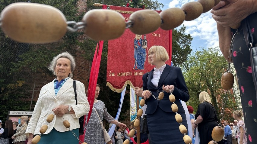 Po mszy św. wyruszyła procesja do czterech ołtarzy.