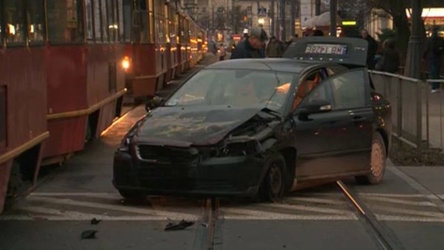 Wypadek na Marszałkowskiej. Volvo wjechało w tramwaj