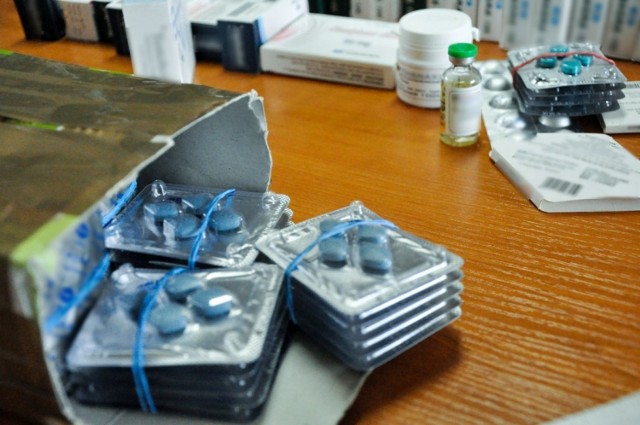 Gorzowscy policjanci we wtorek, 9 lutego zatrzymali 35-latka, który miał znaczne ilości podrobionych leków na potencję.