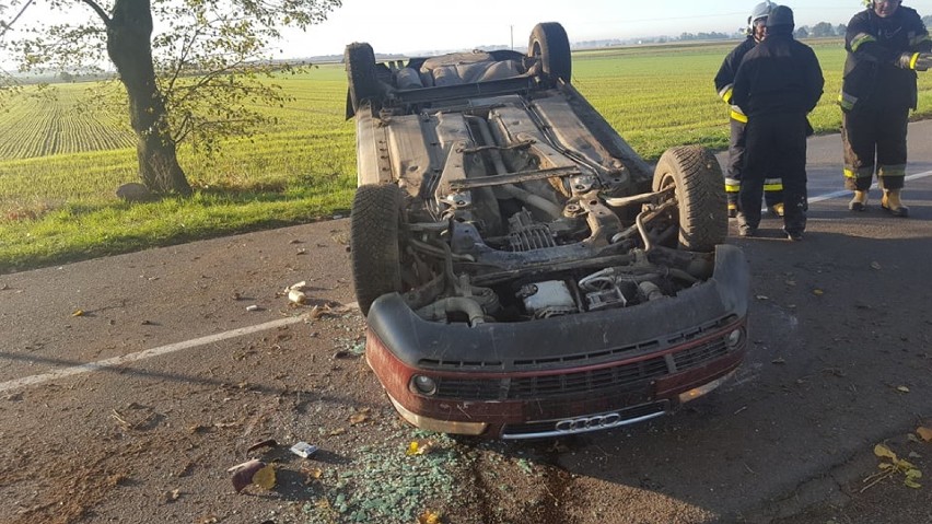 Samochód dachował, kierowca uciekł. W akcji poszukiwawczej strażacy i policja! [ZDJĘCIA]