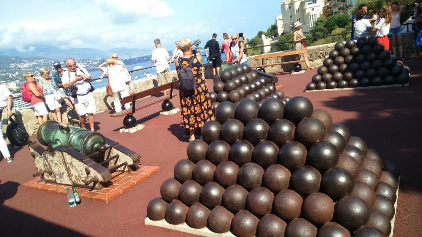 Nietypowe dekoracje militarne przy zamku w Monaco.