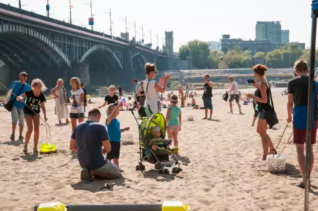 Zaczynamy od klasyki gatunku. Namiastka wyjazdu nad morze bez konieczności walki o każdy centymetr plaży z tłumami uzbrojonych w parawany i wysmażonych na heban wąsatych głów rodziny. Zaoszczędzone w ten sposób pieniądze możecie przeznaczyć na napoje chłodzące, a uniknięte stresy zbliżą Was do osiągnięcia upragnionego zen. 

Pod mostem Poniatowskiego możecie do woli opalać się i korzystać z dobrodziejstw pełnego słońca, które przewidują prognozy pogody. W pobliżu znajdują się liczne bary i miejsca, w których możecie się posilić lub skorzystać z bogatej oferty warsztatów, sportów plażowych itp. 

Zobaczcie też: Warszawa z wysokości. Przyjrzeliśmy się Pałacowi Kultury i... znaleźliśmy pewien szczegół

